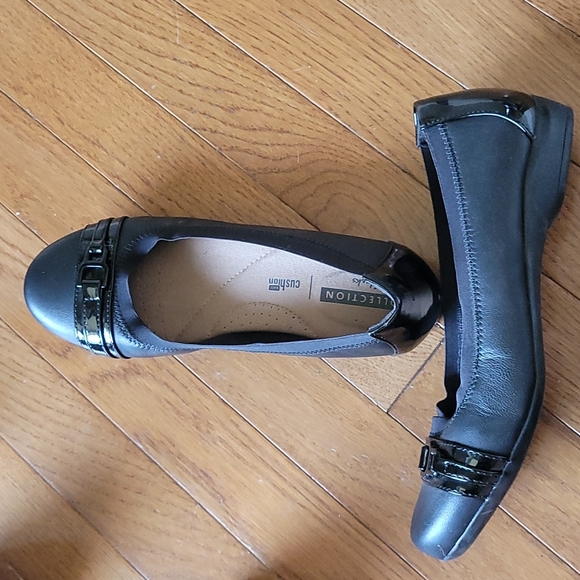 Clark's black flats - Picture 2 of 2